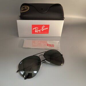 NEW Ray-Ban Aviator RB3025 Glossy Black Frame Gray Green Lens 62-14 Unisex